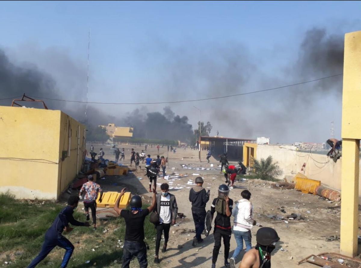 محاصرة قوات سوات والمتظاهرين من قبل عناصر عمار الحكيم في مستشفى صدام العام في النجف الان