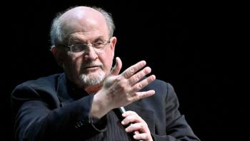 وكالة فرانس برس: ارتفاع مبيعات رواية "آيات شيطانية" بعد طعن سلمان رشدي
