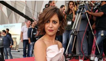 صور ..  القبض على الفنانة المصرية منة شلبي بتهمة حيازة مادة مخدرة